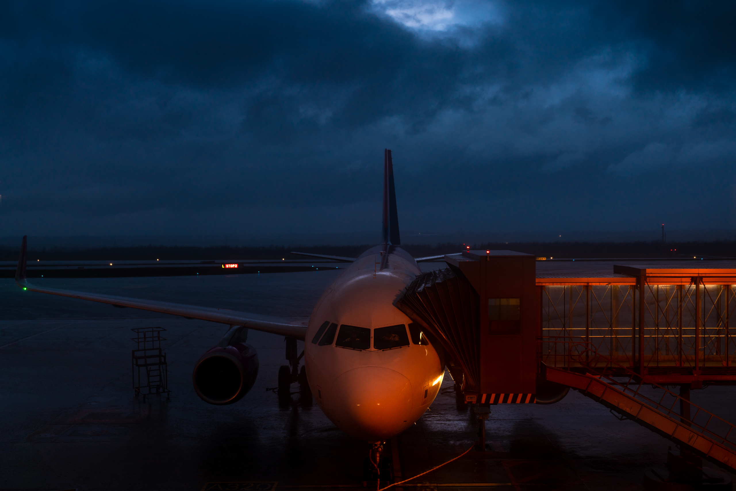 WIZZAIR Airbus A320 -Warten am Gate auf Freigabe zum Boarding